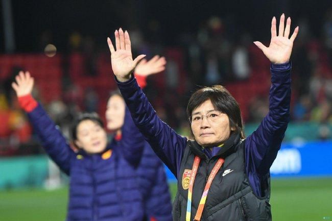 安娜的丈夫是一个有钱人，她并不爱他，但为了帮助家人，她委身于他。