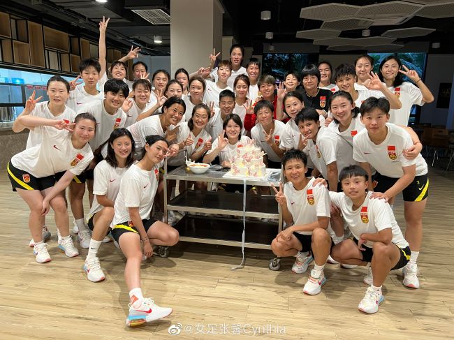 然而剧情的简介部分让人摸不着头脑，;龙天娜和龙剑飞带着能任意穿梭太空的;虫洞计划出现，刘轩因此复出商场，人鱼珊珊误打误撞成了太空员，渐纠缠不清的四角关系背后，还藏着惊天阴谋